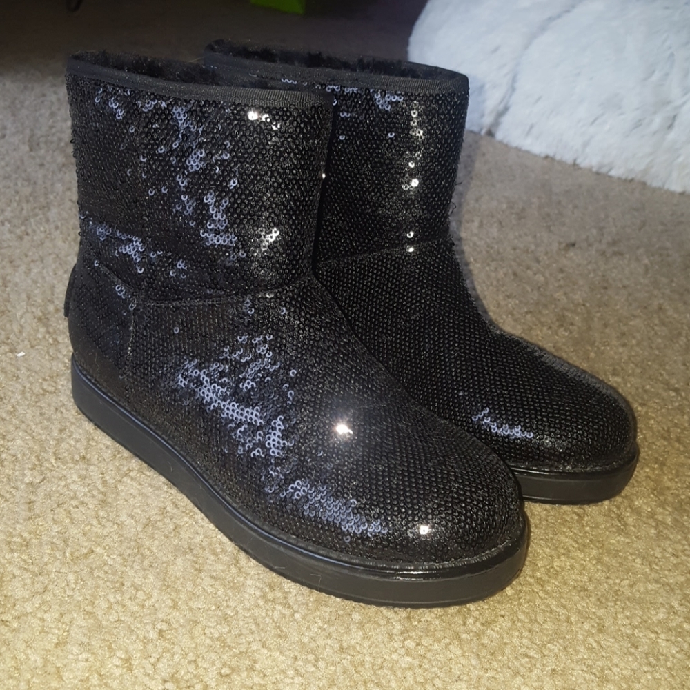 SOLD! Guess Boots